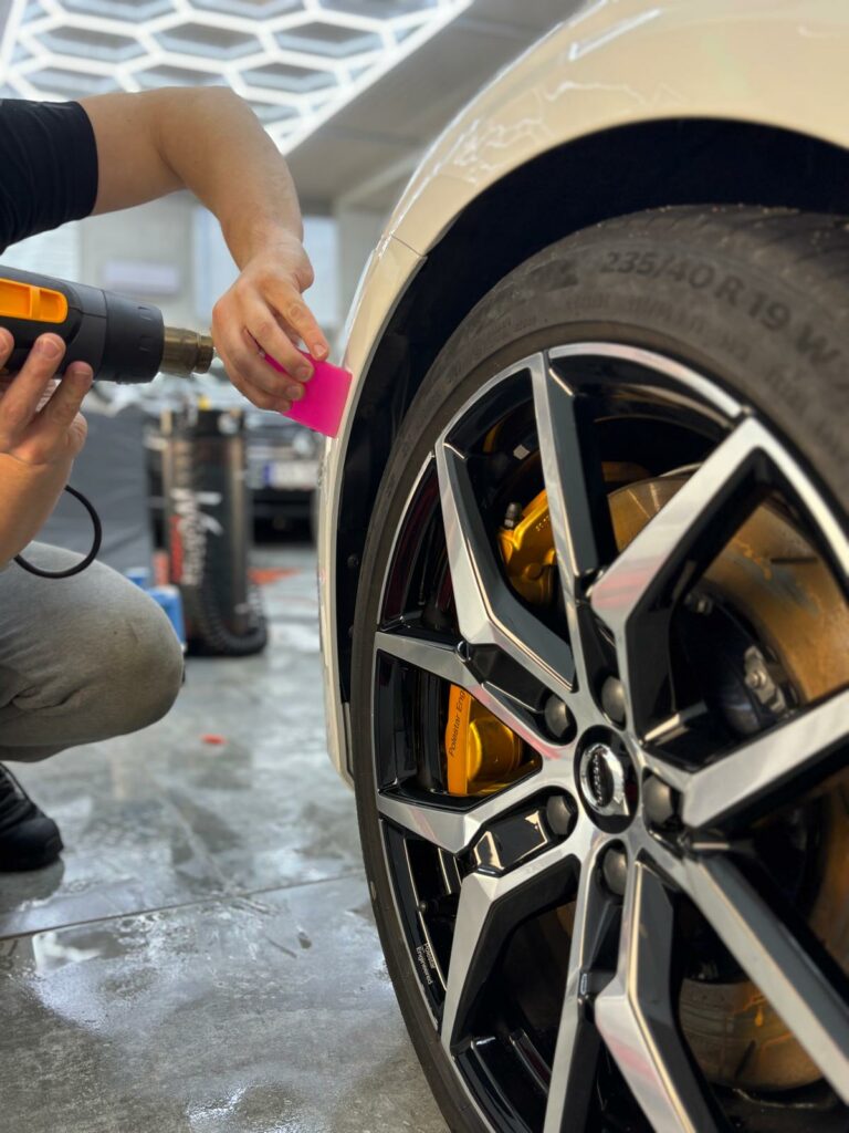 Czy folia PPF jest lepsza niż powłoki ochronne? Kompleksowe porównanie