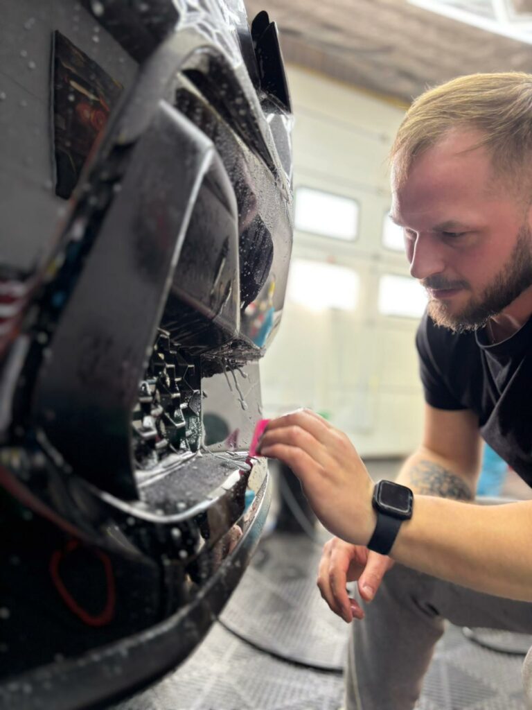 Dlaczego dekory piano black tak łatwo łapią rysy i dlaczego warto zabezpieczyć je folią PPF?