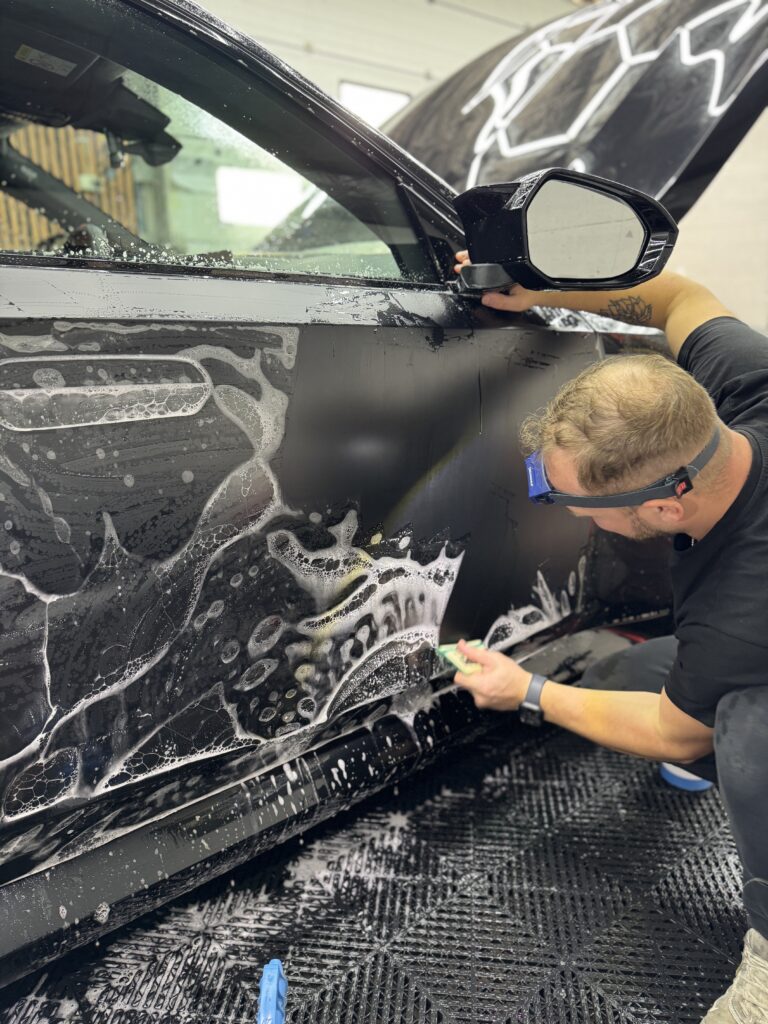 Zmiana koloru auta – folia PPF czy winyl? Co wybrać w Krakowie?