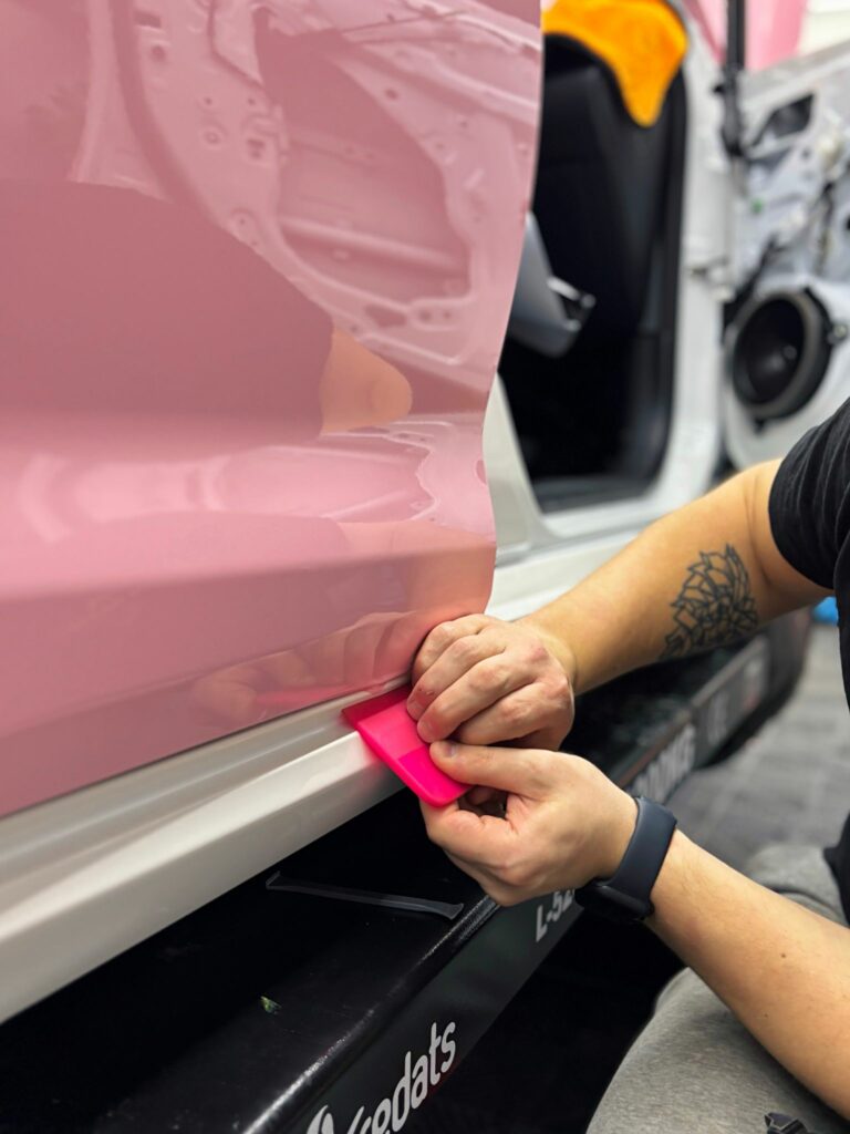 Zmiana koloru auta – folia winylowa czy folia PPF? Co wybrać i dlaczego coraz więcej osób stawia na PPF