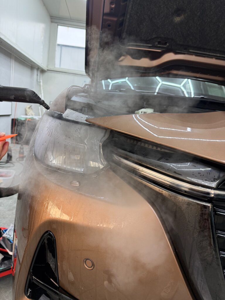Dopasowanie folii ochronnej na przednim reflektorze Mazdy CX-80 2026
