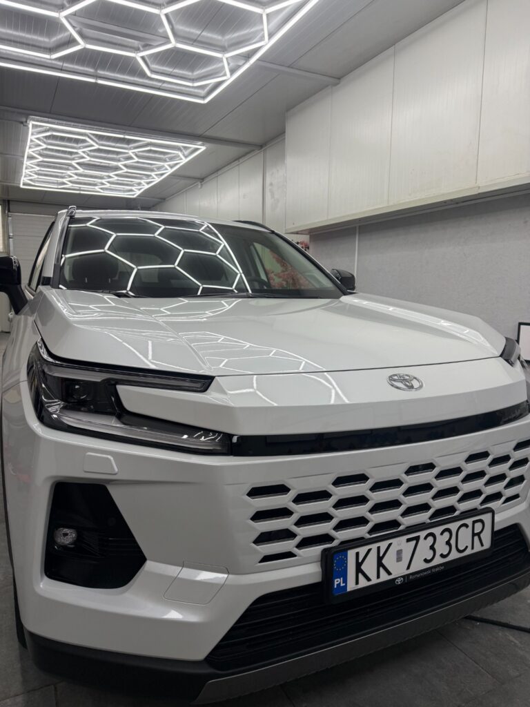 Przód białej Toyoty RAV4 2026 po zabezpieczeniu nadwozia folią PPF