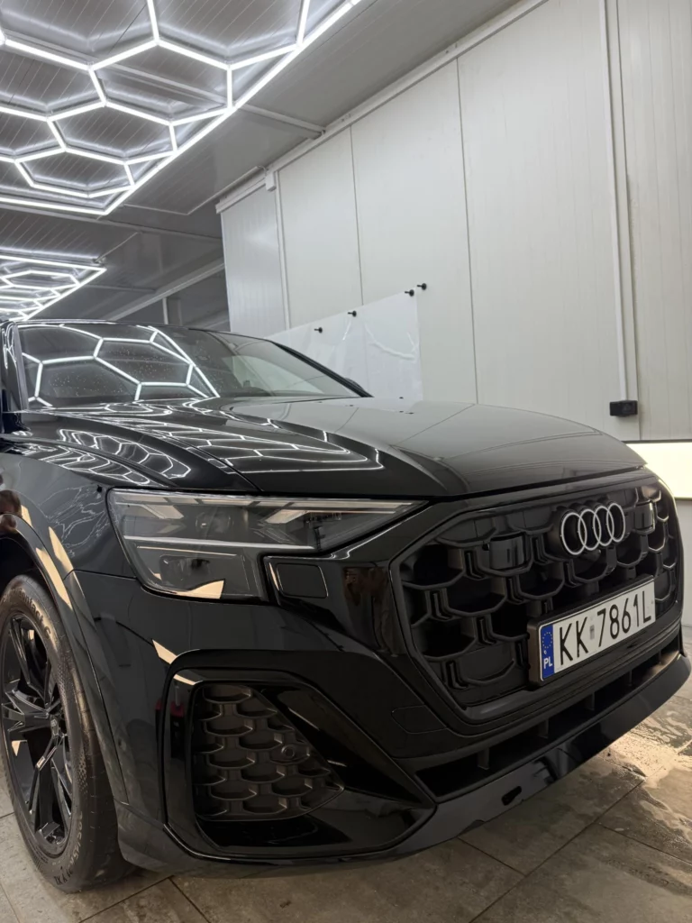 Grill i przedni reflektor Audi Q8 po zmianie koloru nadwozia na czarny połysk