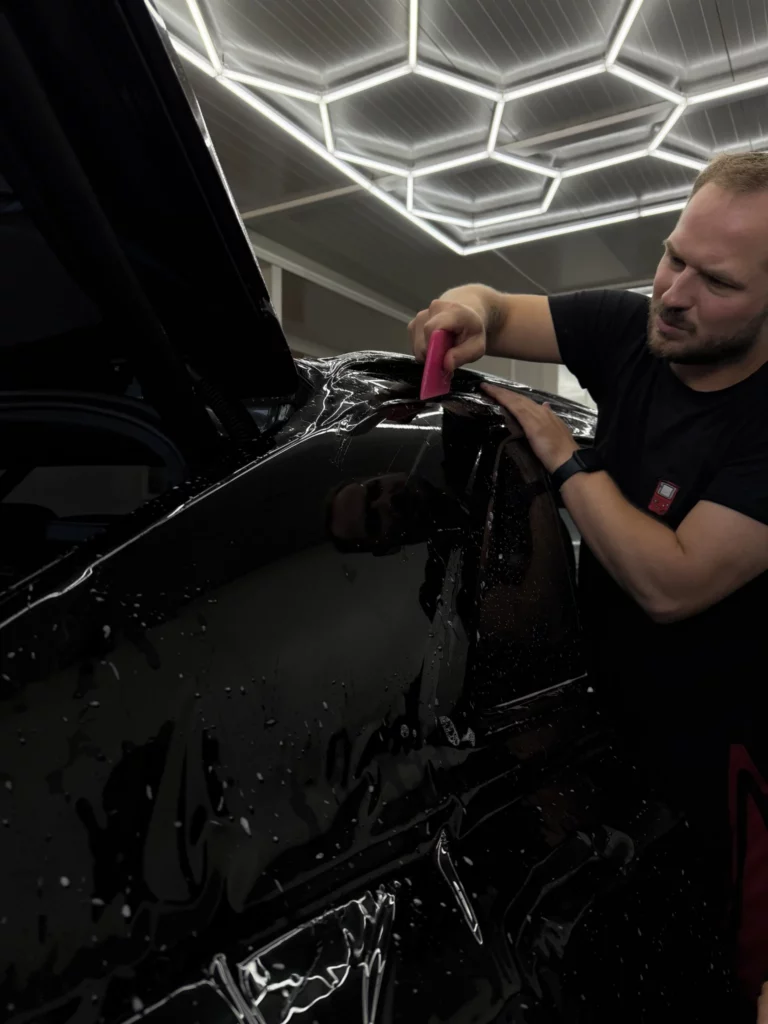 Montaż błyszczącej czarnej folii na nadwoziu Audi Q8 w IGNIS Garage