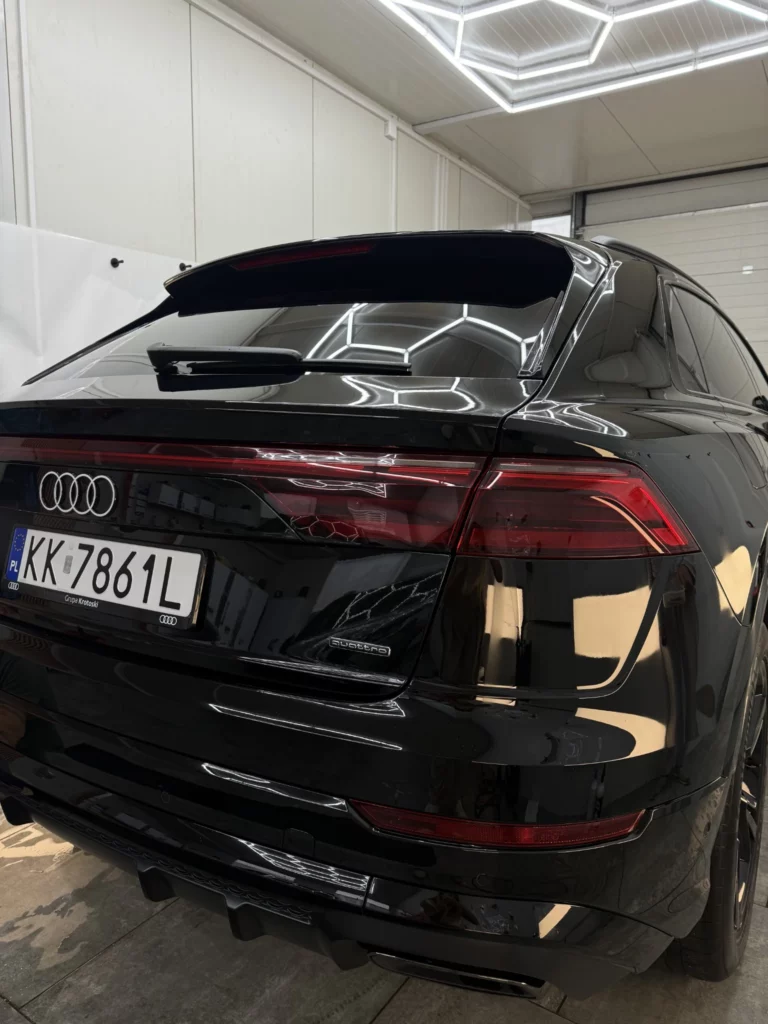 Tylna część Audi Q8 z błyszczącą czarną klapą bagażnika i zderzakiem