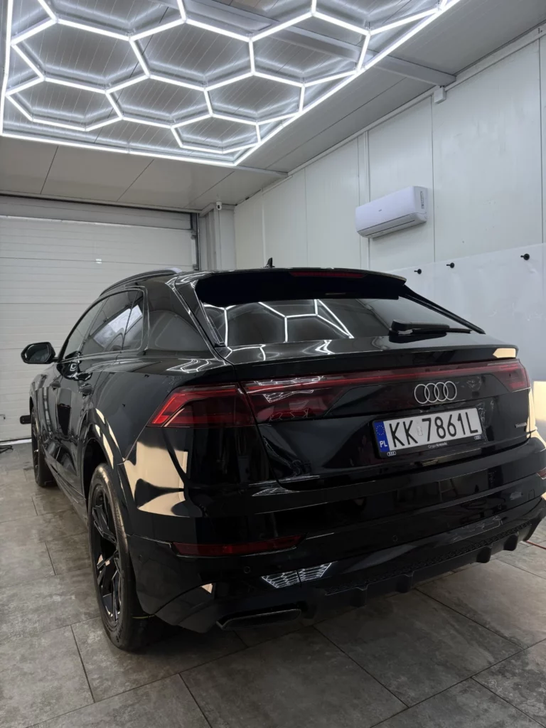 Tył i bok Audi Q8 2024 po oklejeniu na czarny połysk