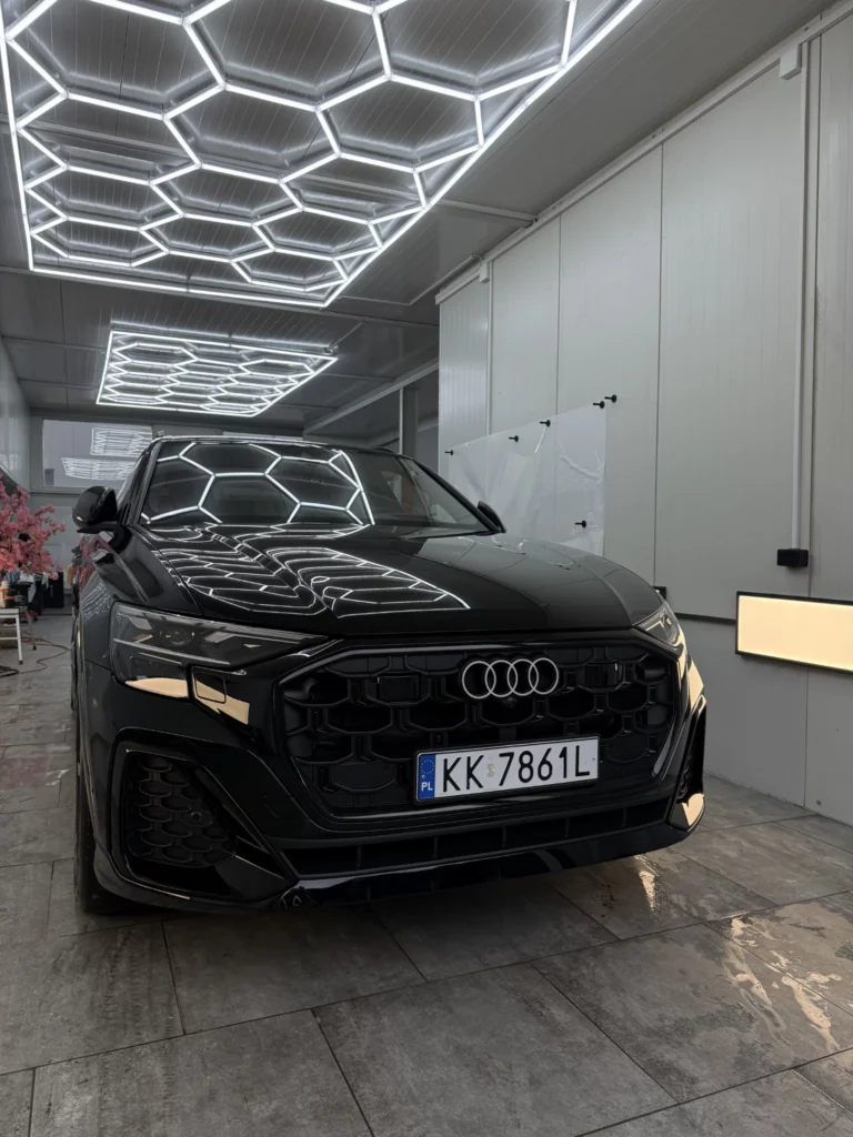 Audi Q8 w czarnym połysku widziane od przodu w studiu IGNIS Garage