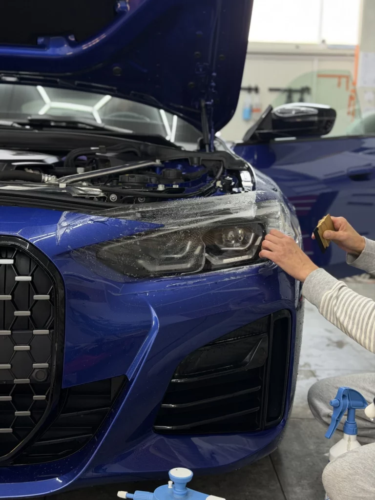 Wykańczanie aplikacji folii przy przedniej lampie BMW serii 4