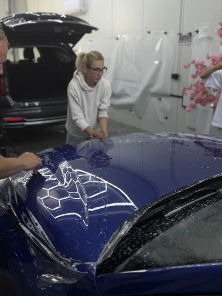 Dopasowywanie folii ochronnej do kształtu maski BMW serii 4