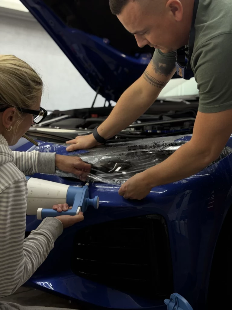 Dopasowywanie folii przy przednim reflektorze BMW serii 4 z otwartą maską