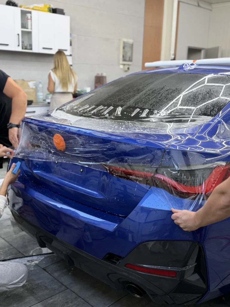 Bezbarwna folia podczas dopasowywania na tylnej części BMW serii 4