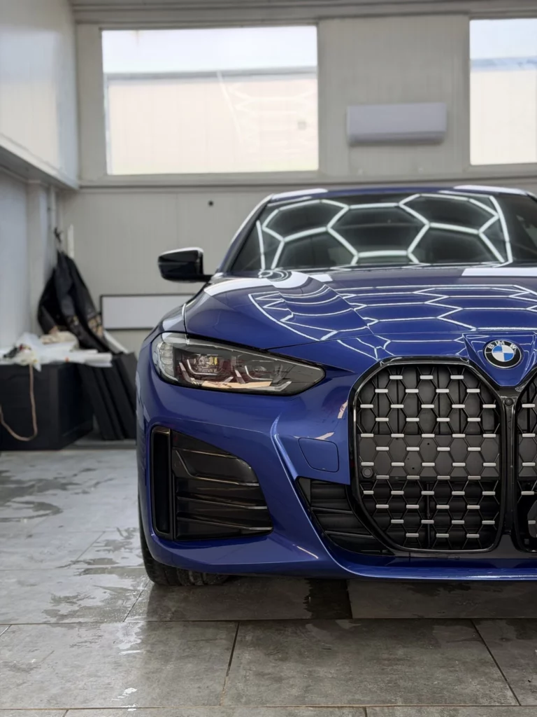 Zbliżenie grilla i reflektora BMW serii 4 po zabezpieczeniu lakieru