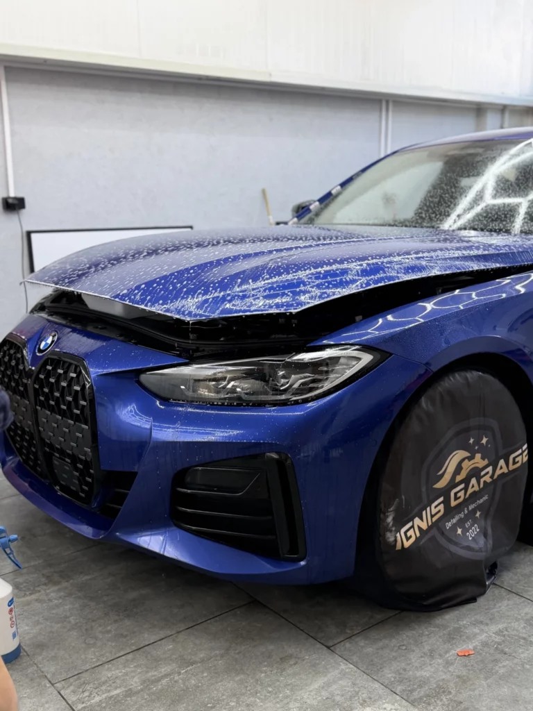 Zwilżona maska BMW serii 4 przed ułożeniem folii ochronnej