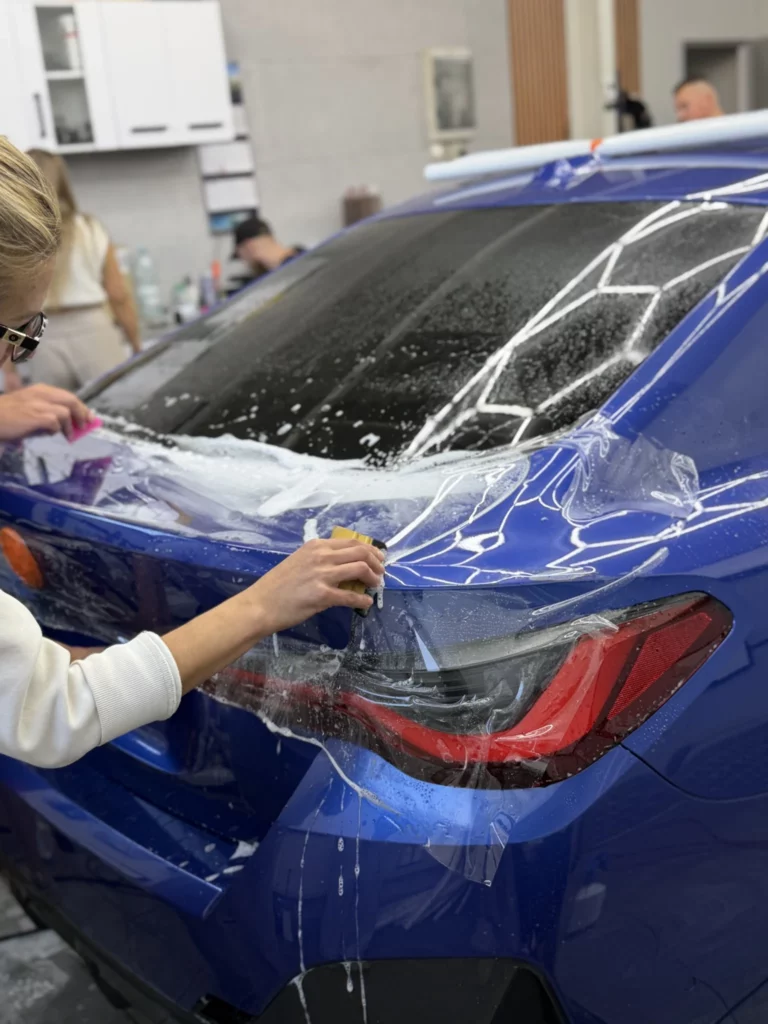 Praca z folią ochronną przy tylnej lampie BMW serii 4