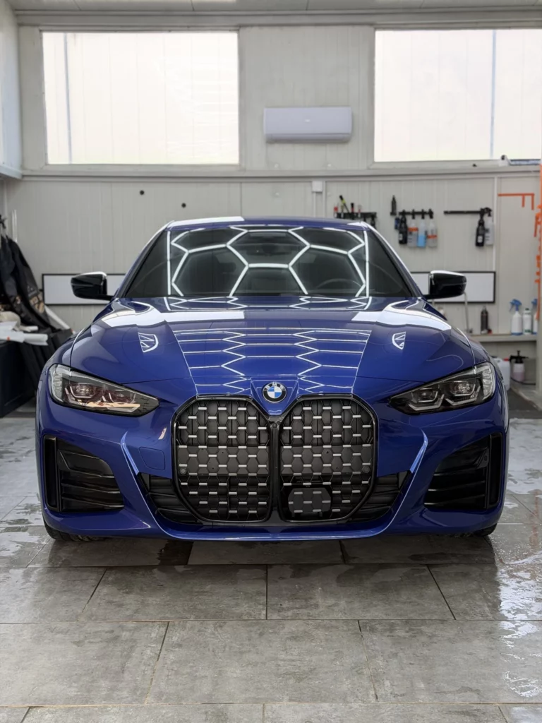 BMW serii 4 po oklejeniu folią PPF widziane od przodu