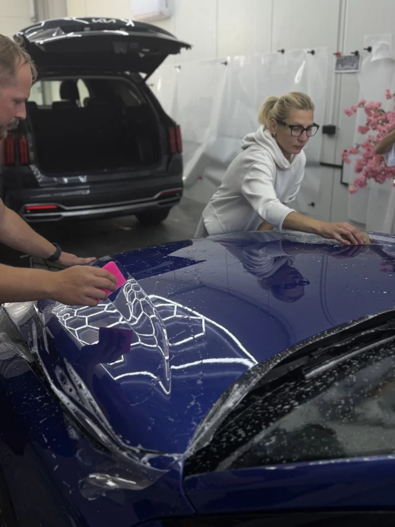 Wygładzanie folii PPF raklą na masce BMW serii 4