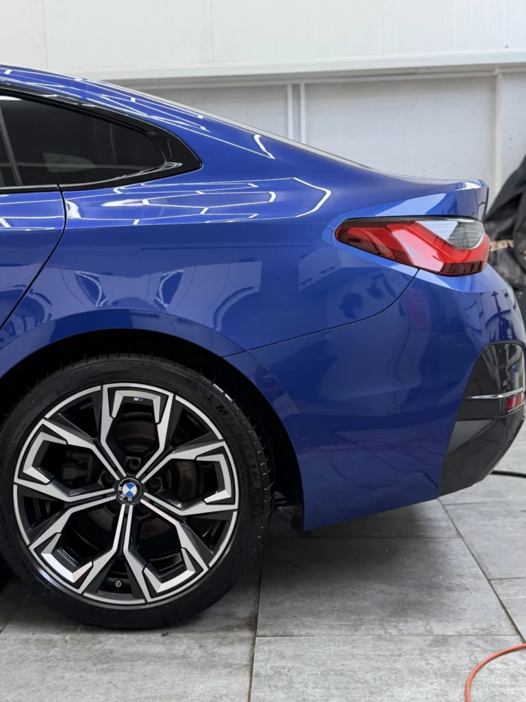 Tylny błotnik i koło BMW serii 4 po oklejeniu nadwozia folią PPF