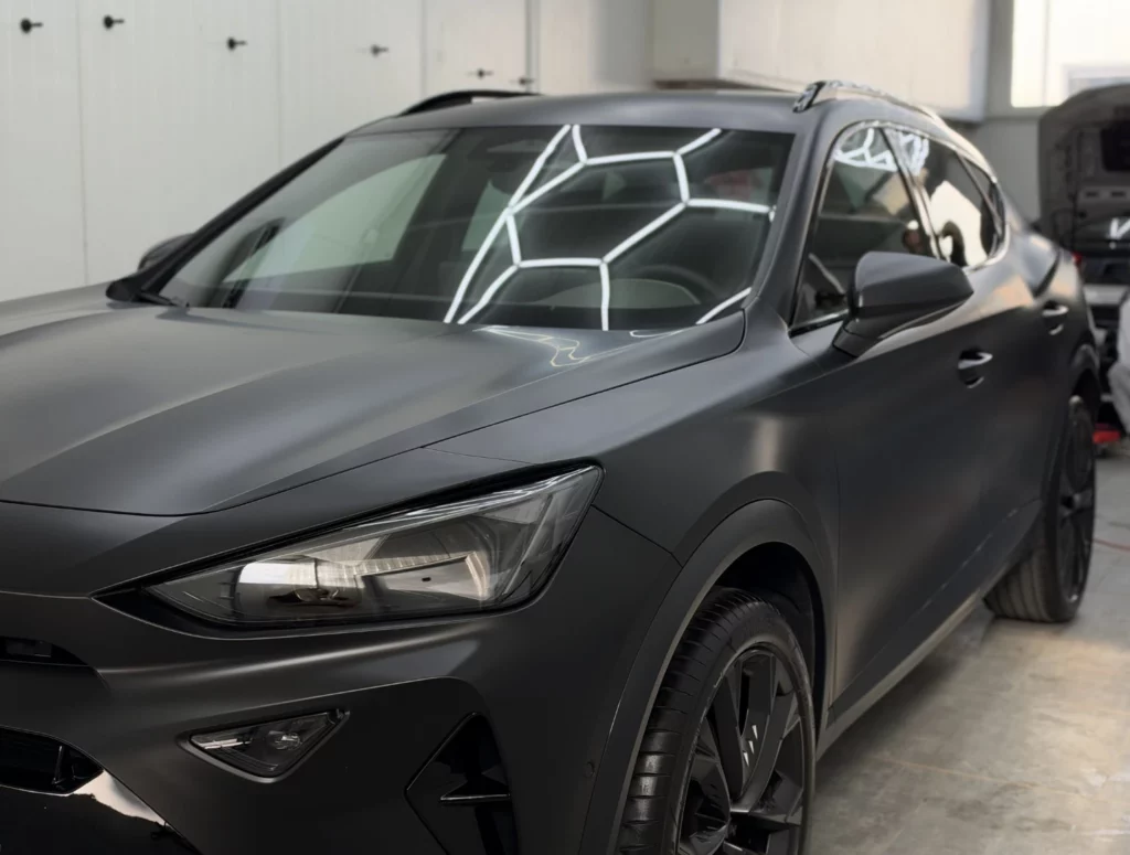 Cupra Formentor 2026 po mrożeniu lakieru folią PPF, widok z przodu i boku