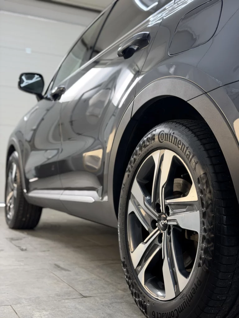 Boczne drzwi i tylne koło Kia Sorento