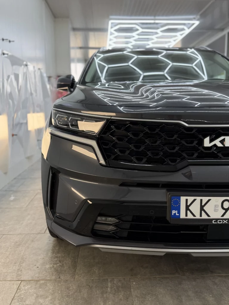 Przód Kia Sorento z grillem i maską po przygotowaniu do sprzedaży