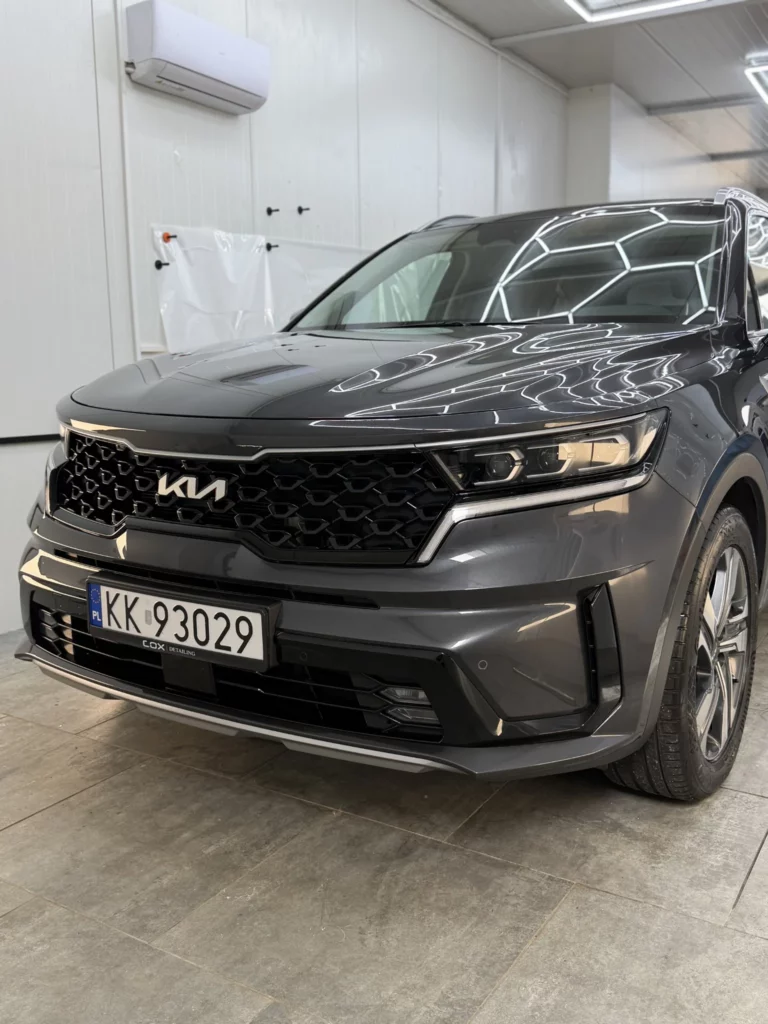 Przedni zderzak i bok Kia Sorento po naprawie