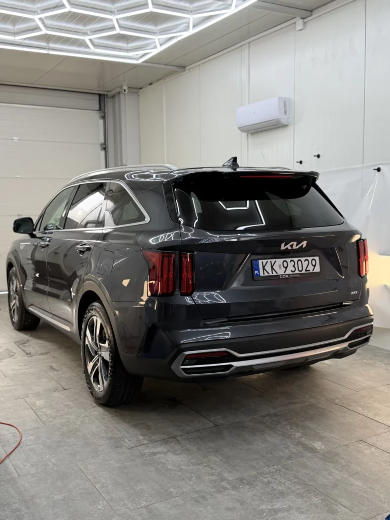 Kia Sorento 2023 widziana z tyłu i boku w studiu IGNIS Garage