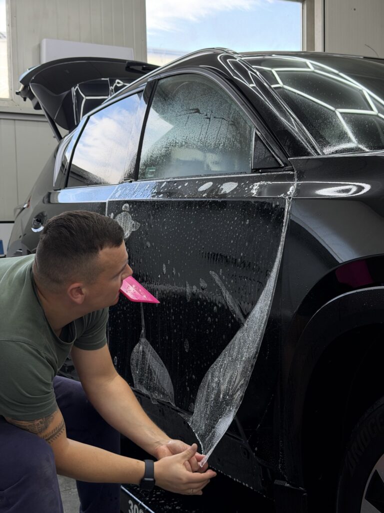 Dopasowywanie folii ochronnej do drzwi Mazdy CX-5