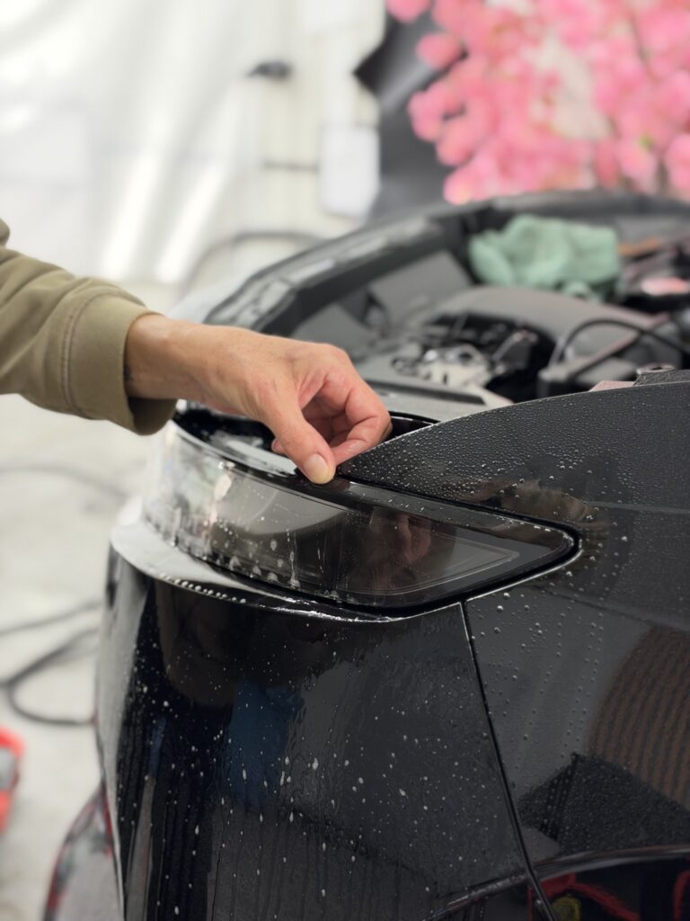 Dopasowanie zakończenia folii przy lampie Mazdy CX-5