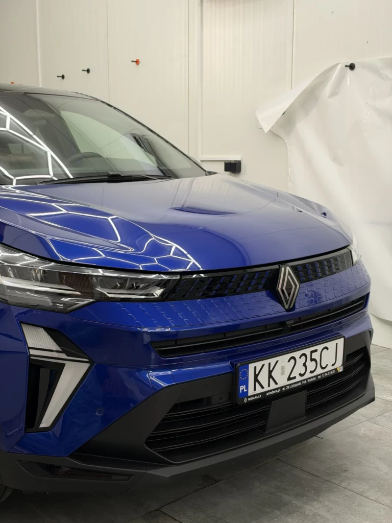 Prawy przedni róg Renault Captur po zabezpieczeniu folią PPF