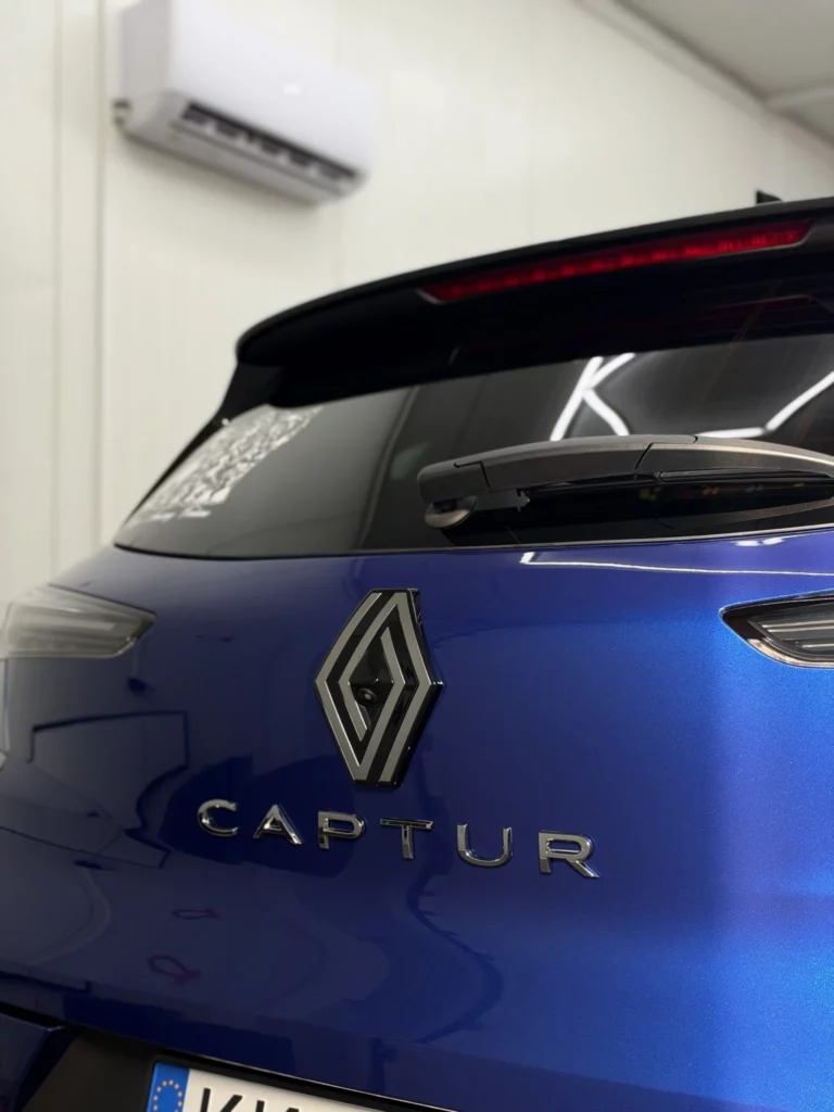 Tylna szyba i spojler niebieskiego Renault Captur
