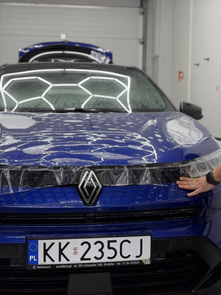 Przód i maska Renault Captur podczas realizacji Full Body PPF