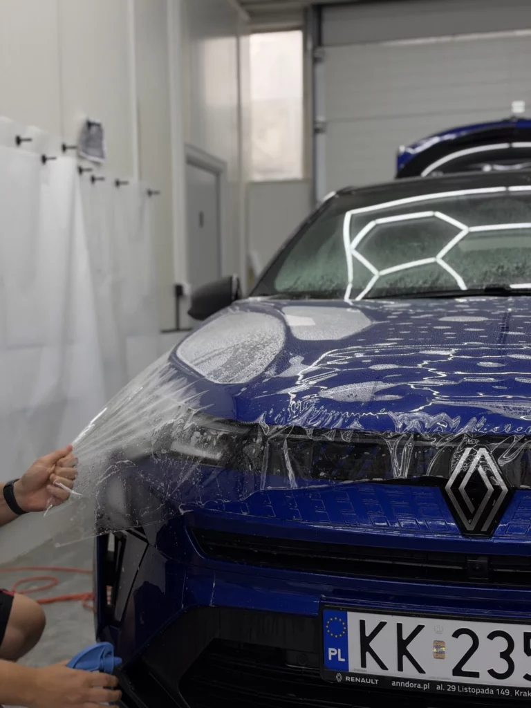 Aplikacja folii ochronnej na masce Renault Captur