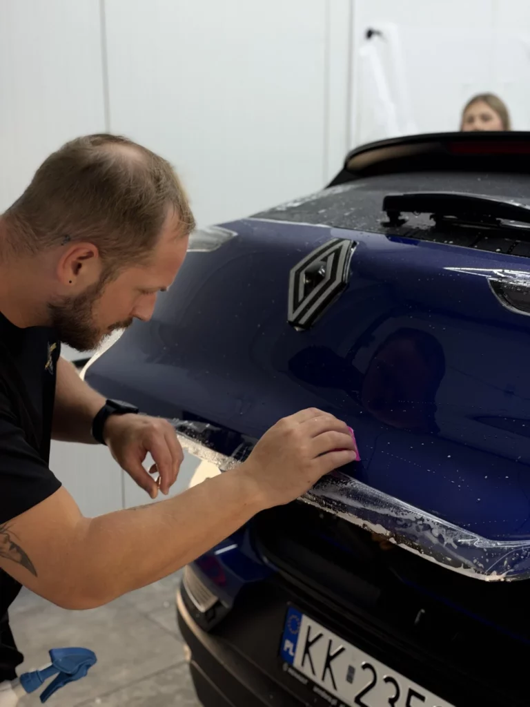Dopasowywanie folii PPF do powierzchni maski Renault Captur