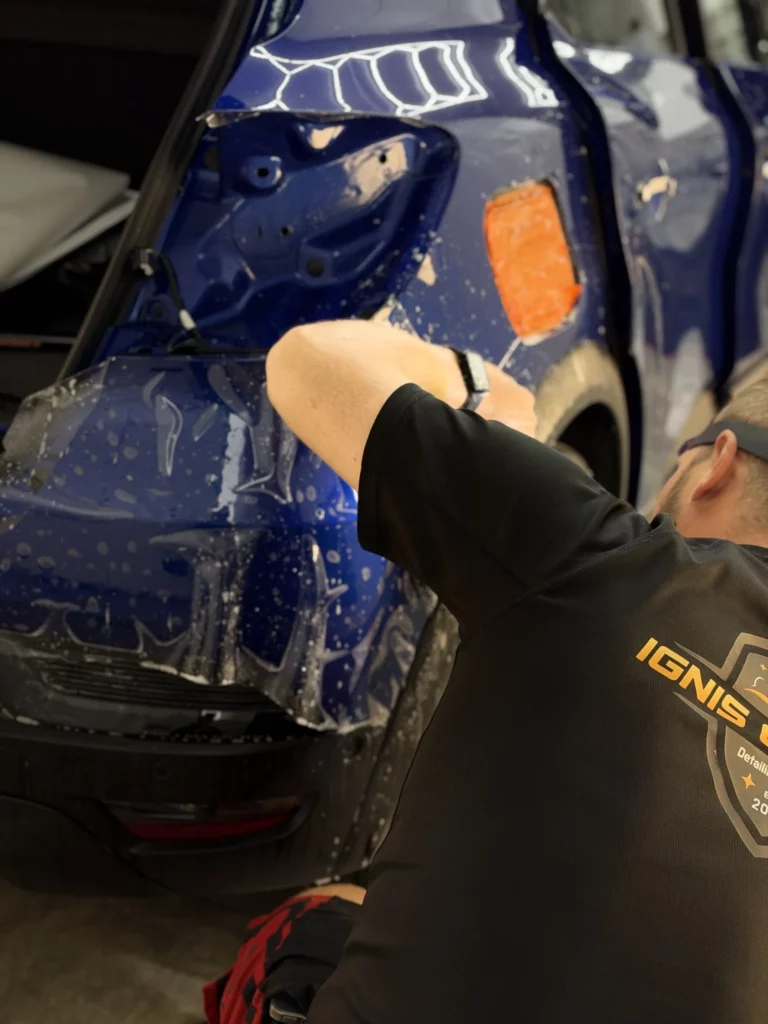 Praca raklą podczas oklejania maski Renault Captur