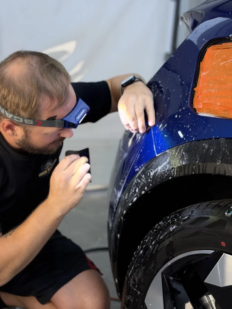 Precyzyjne wykończenie folii przy przedniej lampie Renault Captur