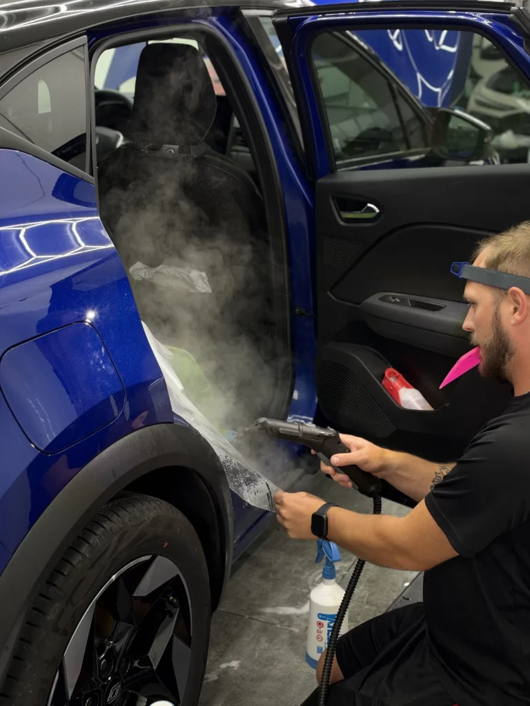 Aplikacja folii PPF przy otwartych drzwiach Renault Captur