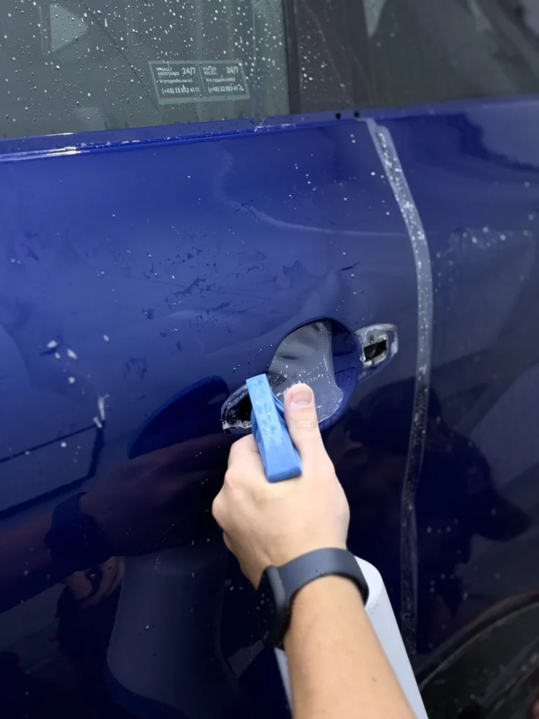Dopasowanie folii PPF w okolicy klamki Renault Captur