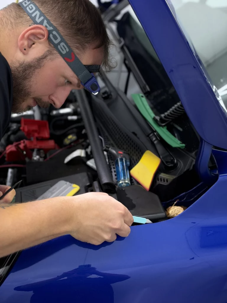 Wykończenie folii na krawędzi drzwi Renault Captur