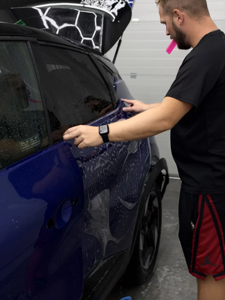 Montaż folii ochronnej przy tylnej części Renault Captur