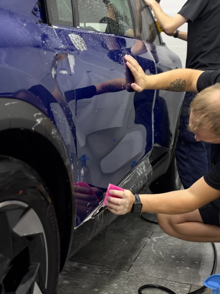 Aplikacja bezbarwnej folii PPF na drzwiach Renault Captur