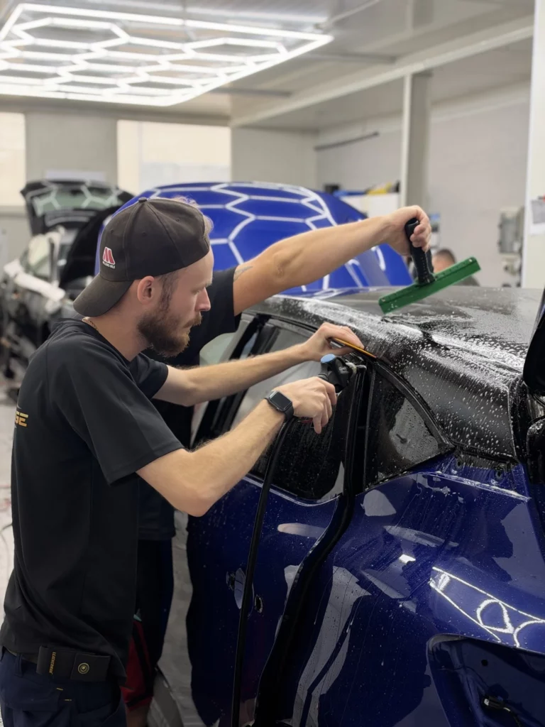 Praca instalatorów przy masce Renault Captur