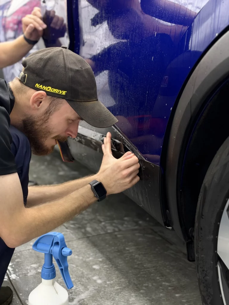 Wykończenie folii PPF przy nadkolu Renault Captur
