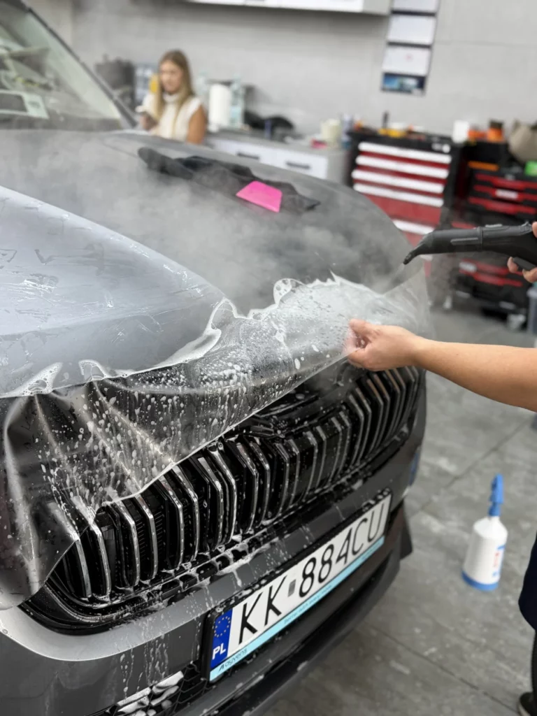 Dopasowywanie folii PPF przy krawędzi maski Skody Kodiaq