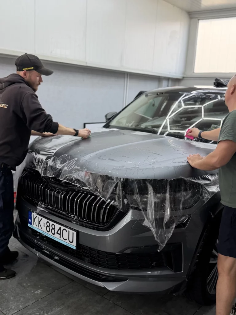 Montaż folii ochronnej PPF na przedniej części Skody Kodiaq
