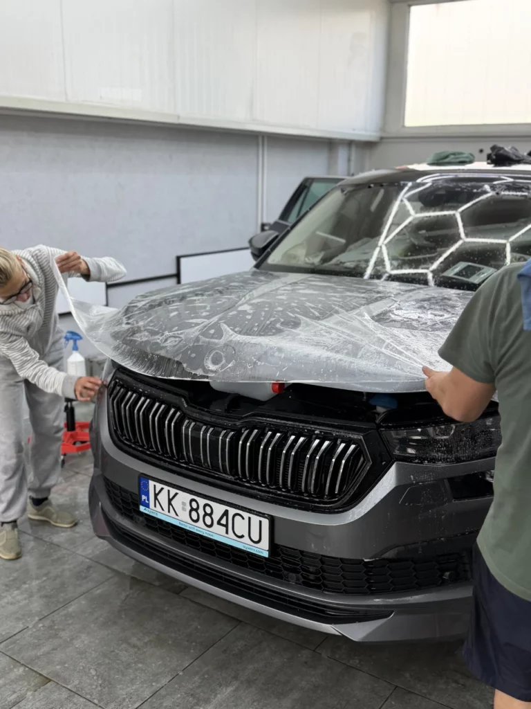 Nakładanie matowej folii PPF na maskę Skody Kodiaq