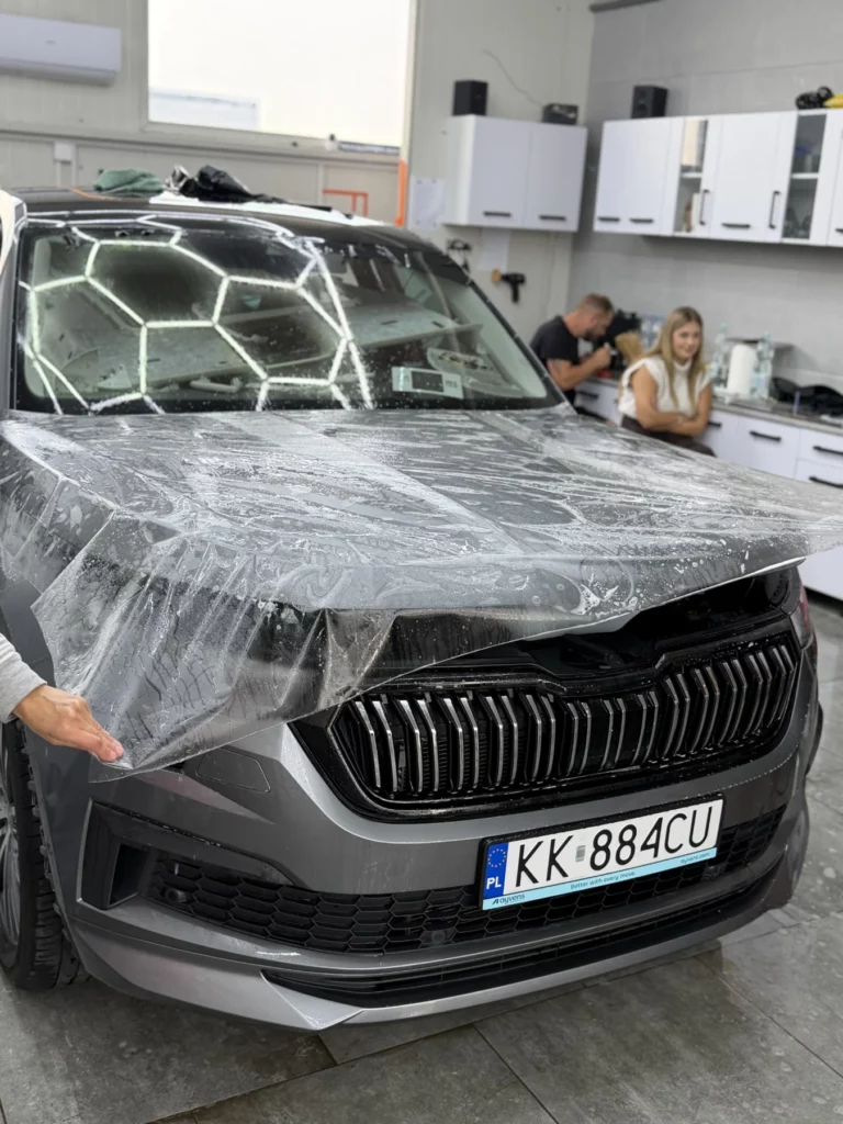 Dopasowywanie folii ochronnej na masce Skody Kodiaq w IGNIS Garage