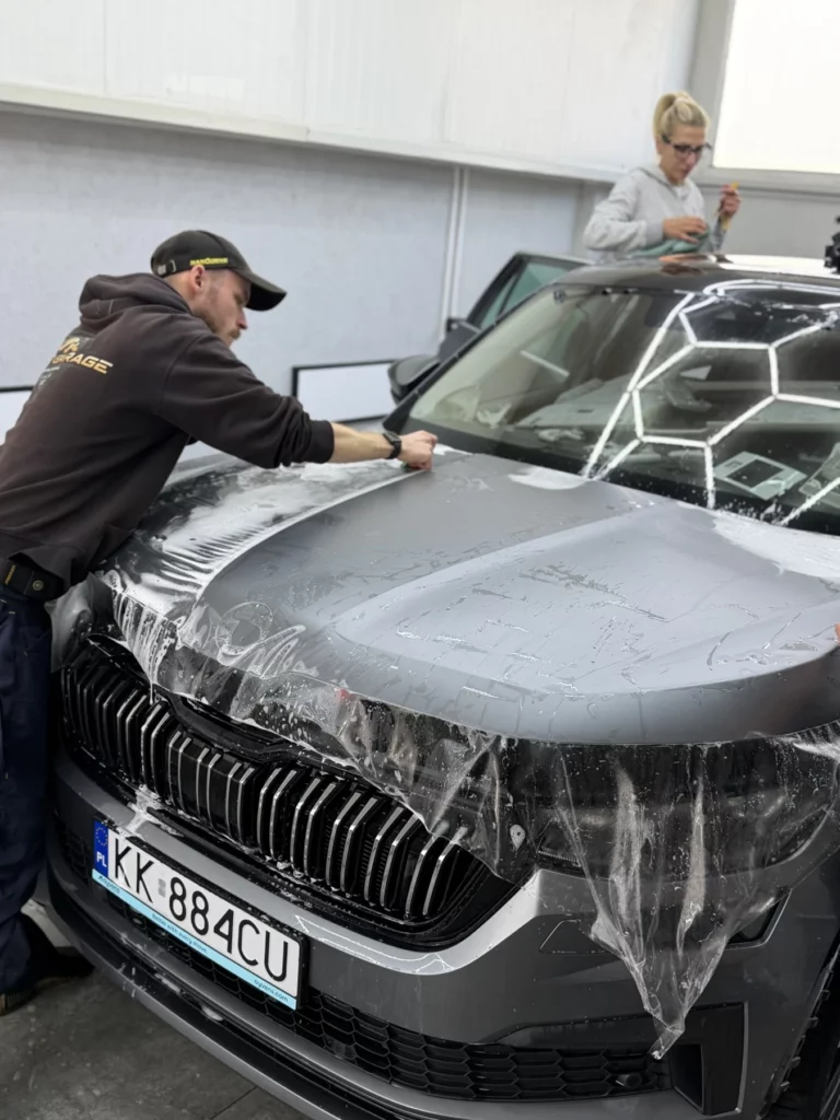 Prace przy mrożeniu lakieru Skody Kodiaq w studiu IGNIS Garage