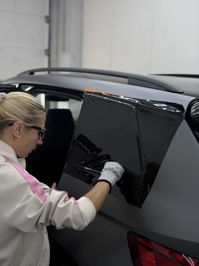 Oklejanie tylnego słupka Skody Kodiaq czarną folią