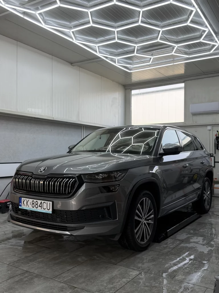 Skoda Kodiaq 2024 przed metamorfozą — błyszczący szary lakier i chromowane detale