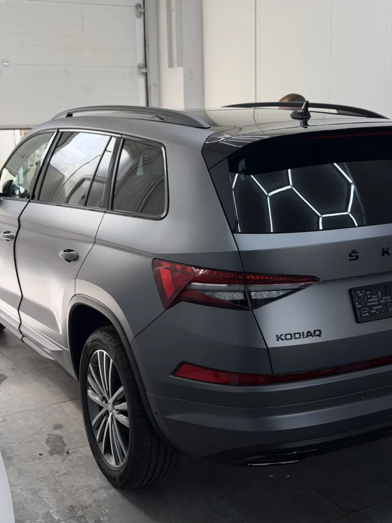 Skoda Kodiaq po wymianie relingów i mrożeniu lakieru — widok z tyłu
